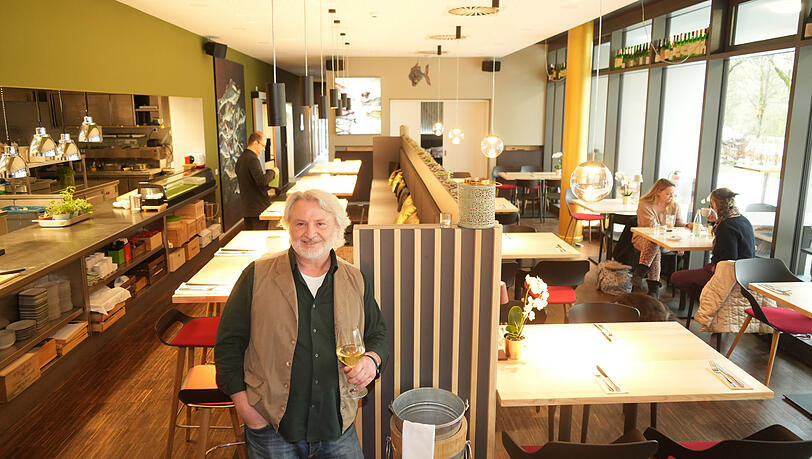 Kosta Baboulis in seinem neuen Restaurant. Links im Bild die mediterrane Küche. Dahinter wird Sushi zubereitet. Kosta Baboulis in seinem neuen Restaurant. Links im Bild die mediterrane Küche. Dahinter wird Sushi zubereitet.
