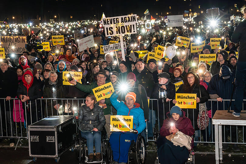 Sie trugen Taschenlampen, Knicklichter, Laternen und andere Lichtquellen in den Händen: Bis zu 100.000 Menschen versammelten sich zur Lichtermeer-Demo auf der Münchner Theresienwiese und setzten ein klares Zeichen gegen Rechts.