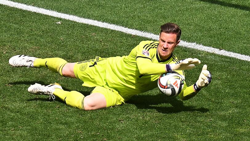 Beim Trainingsauftakt des FC Barcelona übte Marc-André ter Stegen am Rande der Gruppe.