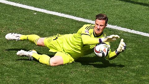 Beim Trainingsauftakt des FC Barcelona übte Marc-André ter Stegen am Rande der Gruppe.