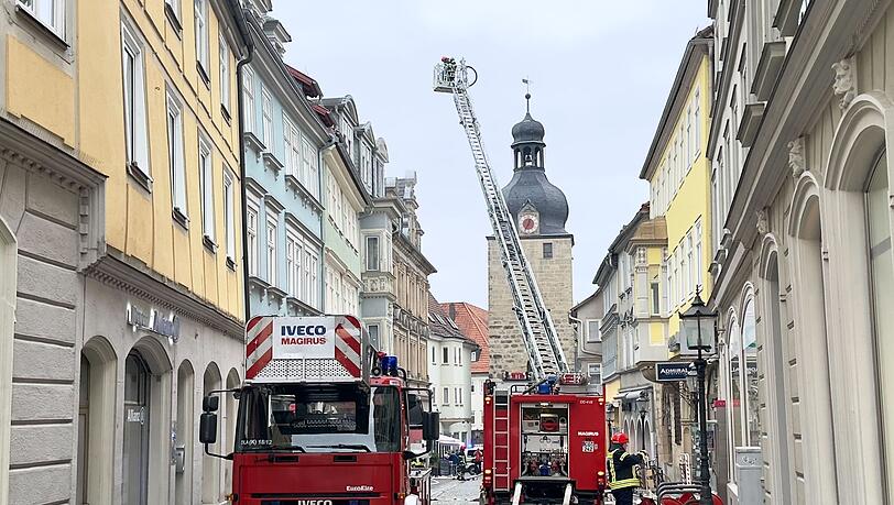 Die Einsatzkräfte konnten den Brand im Dachgeschoss löschen.