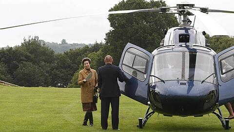 Prinzessin Anne gilt seit Jahren als flei&szlig;igste Vertreterin des K&ouml;nigshauses. Sie reist gerne im Hubschrauber, um ihre vielen Termine wahrzunehmen.