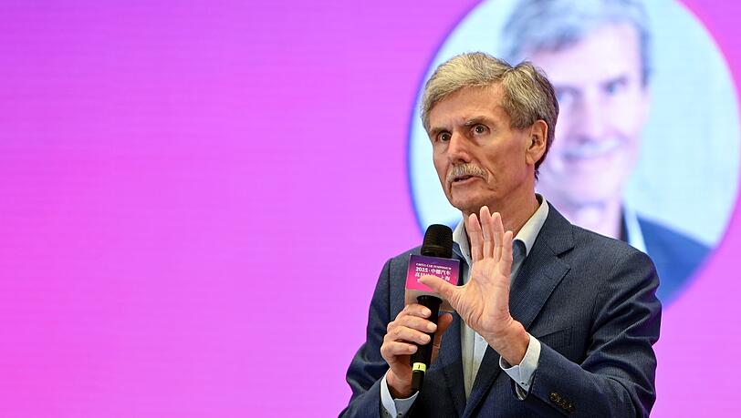 Ferdinand Dudenh&ouml;ffer sieht die neue Elektroautopr&auml;mie kritisch. (Archivbild)