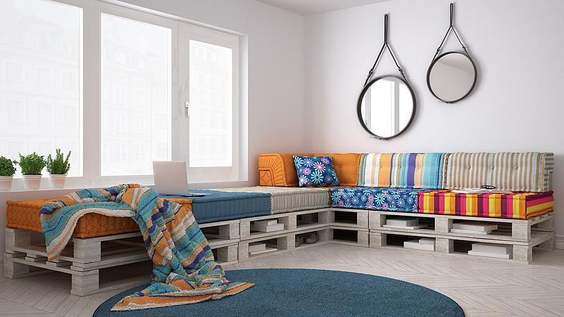 Palettenmöbel sind perfekt, um einfach und kostengünstig DIY-Möbel herzustellen. Die Struktur der Paletten mit ihren Zwischenräumen sorgt zugleich dafür, dass bei Sofas, Lounges oder Tischen aus den Ladungsträgern automatisch kleine Stauräume und Ablageflächen entstehen. Dort können Bücher, Zeitschriften und andere Gebrauchsgegenstände gelagert werden. Palettenmöbel sind perfekt, um einfach und kostengünstig DIY-Möbel herzustellen. Die Struktur der Paletten mit ihren Zwischenräumen sorgt zugleich dafür, dass bei Sofas, Lounges oder Tischen aus den Ladungsträgern automatisch kleine Stauräume und Ablageflächen entstehen. Dort können Bücher, Zeitschriften und andere Gebrauchsgegenstände gelagert werden.