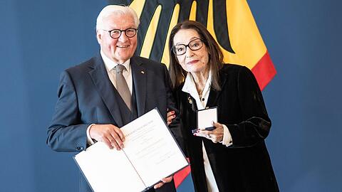Nana Mouskouri wurde mit dem Bundesverdienstorden ausgezeichnet.