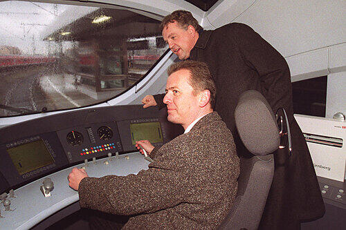 Der OB im Cockpit des ICE Nürnberg: Der Hochgeschwindigkeitszug rollt durch ganz Deutschland.