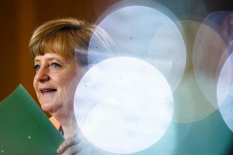 Hat da jemand morgens vor dem Kleiderschrank nicht nachgedacht: Am Mittwoch spielt Deutschland gegen Oranje - und die deutsche Bundeskanzlerin Angela Merkel trägt bei der Kabinettssitzung in Berlin Orange.