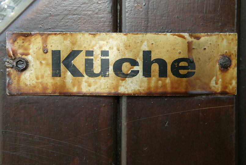 Ein versifftes Küchenschild: Wer weiß schon im Gästebereich, wie's hinter den Kulissen aussieht?