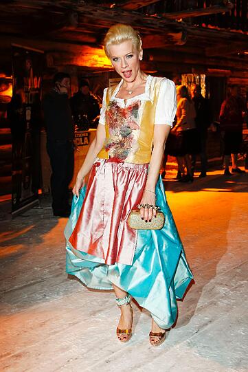 Eva Habermann im farbenfrohen Dirndl beim Tiroler Abend im Dorfstadl in Kühtai.
