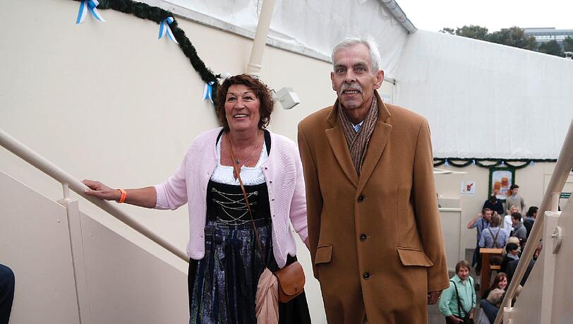 Ex-1860-Präsident Dieter Schneider und seine Frau Gipsy besuchten einst als Anführer einer Löwen-Delegation Papst Benedikt. Ex-1860-Präsident Dieter Schneider und seine Frau Gipsy besuchten einst als Anführer einer Löwen-Delegation Papst Benedikt.
