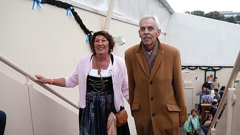 Ex-1860-Präsident Dieter Schneider und seine Frau Gipsy besuchten einst als Anführer einer Löwen-Delegation Papst Benedikt.