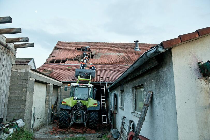 Am Samstag begannen in Freystadt die Aufräumarbeiten. Der Mini-Tornado beschädigte fast jedes Haus.