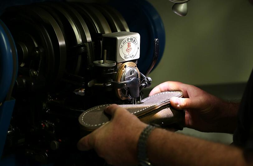 An dieser Maschine werden die Sohlen angenäht.