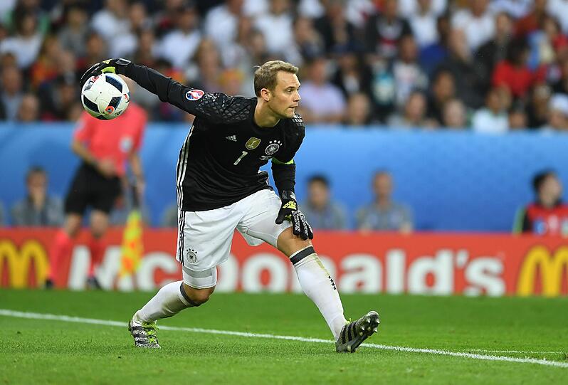 Manuel Neuer Note 2: Zum neunten Mal Kapitän und einige Male Retter gestern Abend. Erst gegen Kovalenkos Schuss mit Flugshow, dann nach Khacheridis Kopfball mit einem Blitzreflex auf der Linie. Weltmeisterlich souverän.