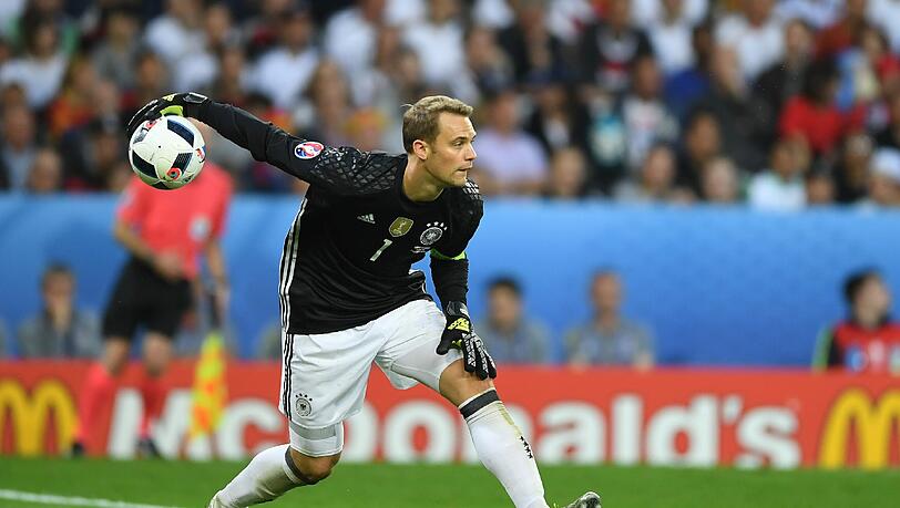 Manuel Neuer Note 2: Zum neunten Mal Kapitän und einige Male Retter gestern Abend. Erst gegen Kovalenkos Schuss mit Flugshow, dann nach Khacheridis Kopfball mit einem Blitzreflex auf der Linie. Weltmeisterlich souverän. Manuel Neuer Note 2: Zum neunten Mal Kapitän und einige Male Retter gestern Abend. Erst gegen Kovalenkos Schuss mit Flugshow, dann nach Khacheridis Kopfball mit einem Blitzreflex auf der Linie. Weltmeisterlich souverän.