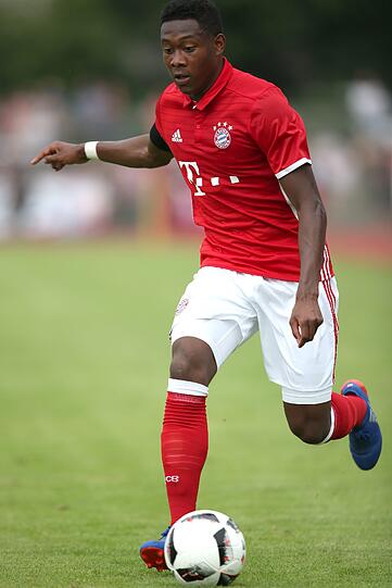 Souverän gewinnen die Bayern mit 3:0 in Landshut. Die Partie steht im Schatten des Amoklaufs von München. Sehen Sie hier die Bilder des Spiels.