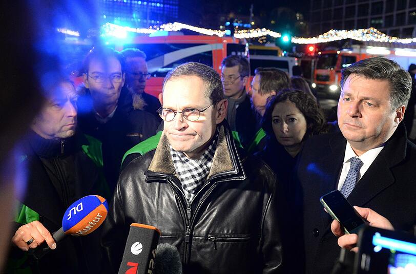 Berlins regierender Bürgermeister Michael Müller (SPD) machte sich noch am Abend vor Ort ein Bild von der Lage.