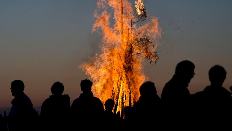 Die Feuer im Juni gehen auf eine heidnische Tradition zurück. Die Feuer im Juni gehen auf eine heidnische Tradition zurück.