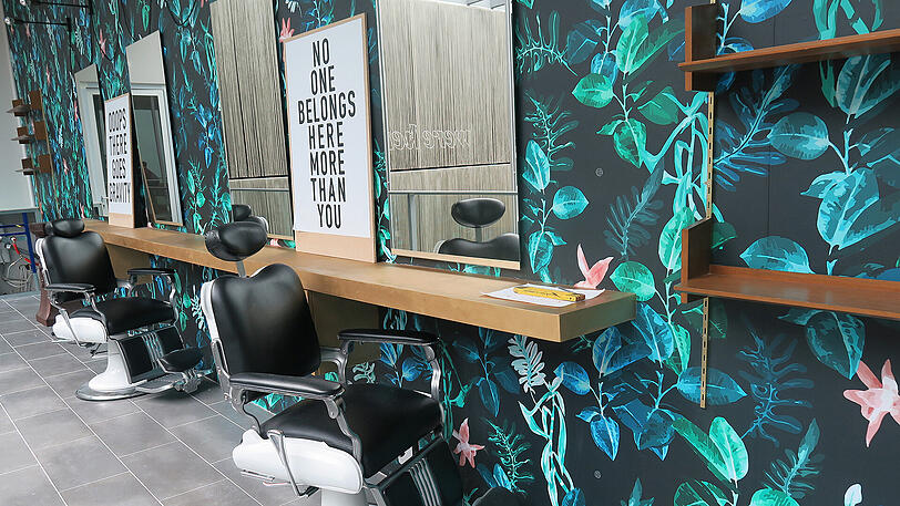 Der erste Laden ist ein Barber-Shop.