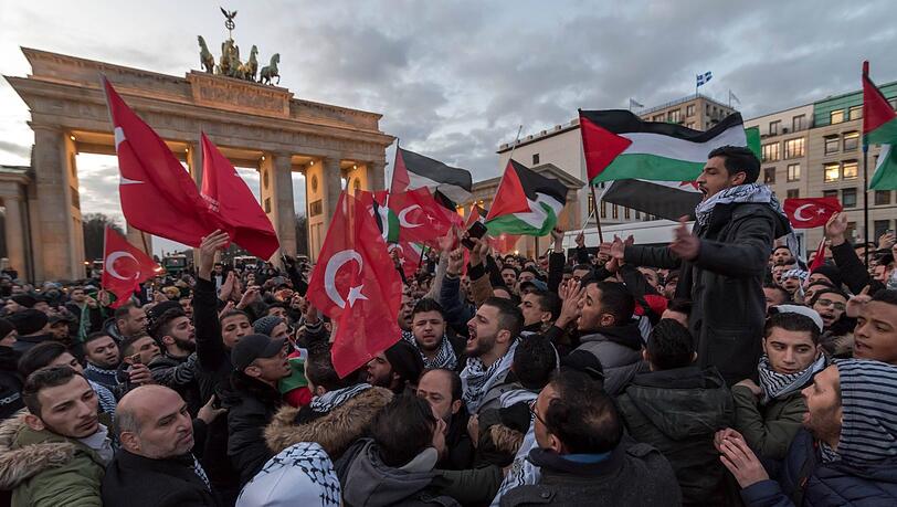 Pro-Palästinensische Demonstranten protestieren am Brandenburger Tor vor der US-amerikanischen Botschaft in Berlin gegen die Entscheidung der USA, die Stadt Jerusalem als Hauptstadt Israels anzuerkennen. Pro-Palästinensische Demonstranten protestieren am Brandenburger Tor vor der US-amerikanischen Botschaft in Berlin gegen die Entscheidung der USA, die Stadt Jerusalem als Hauptstadt Israels anzuerkennen.