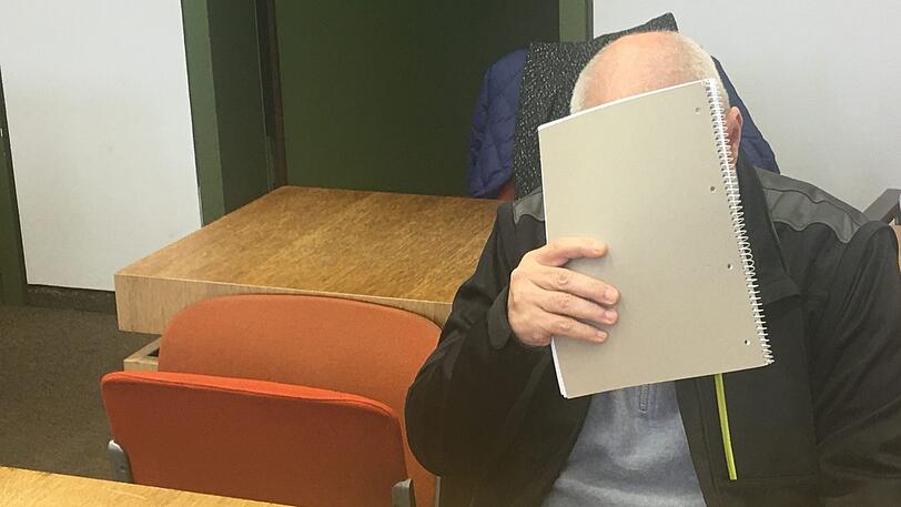 Vor dem Prozessauftakt: Räuber Paul T. verbirgt sein Gesicht.