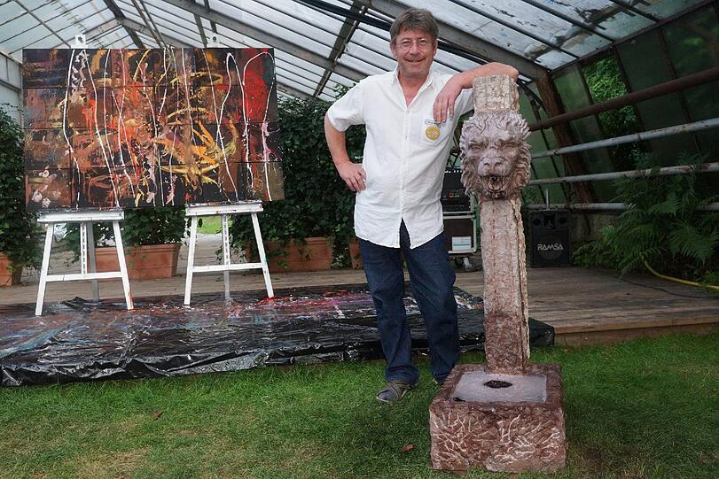 Steinmetz Gerhard Hammerl führte seinen Brunnen vor.