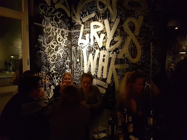 Die schwarzen Wände haben rund 30 Graffitikünstler wild weiß bemalt.
