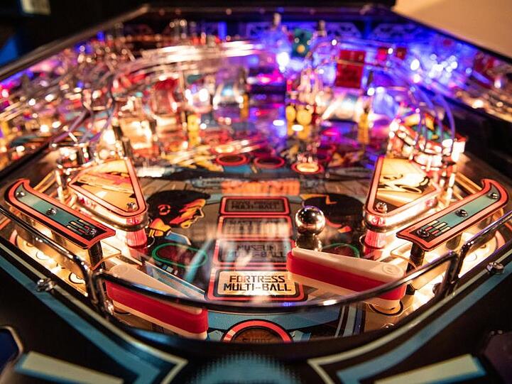 Eine Kugel wird in einem Flipperautomaten gespielt. Foto: Lino Mirgeler