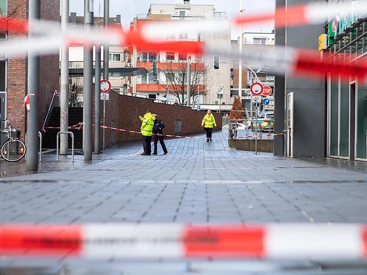 Absperrband der Polizei sperrt den Berliner Platz in Bottrop ab.
