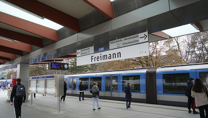 Am Bahnsteig der U Bahn-Station Freimann hat am Mittwochabend ein Betrunkener mit einer Schreckschusswaffe geschossen.