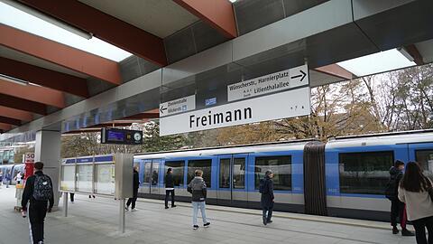 Am Bahnsteig der U Bahn-Station Freimann hat am Mittwochabend ein Betrunkener mit einer Schreckschusswaffe geschossen.