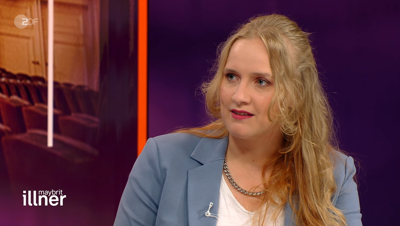Leonie Plaar, bekannt als Aktivistin Frau Löwenherz, hat mit ihrer Aussage zu Rammstein bei "Maybrit Illner" für Sprachlosigkeit gesorgt. Leonie Plaar, bekannt als Aktivistin Frau Löwenherz, hat mit ihrer Aussage zu Rammstein bei "Maybrit Illner" für Sprachlosigkeit gesorgt.