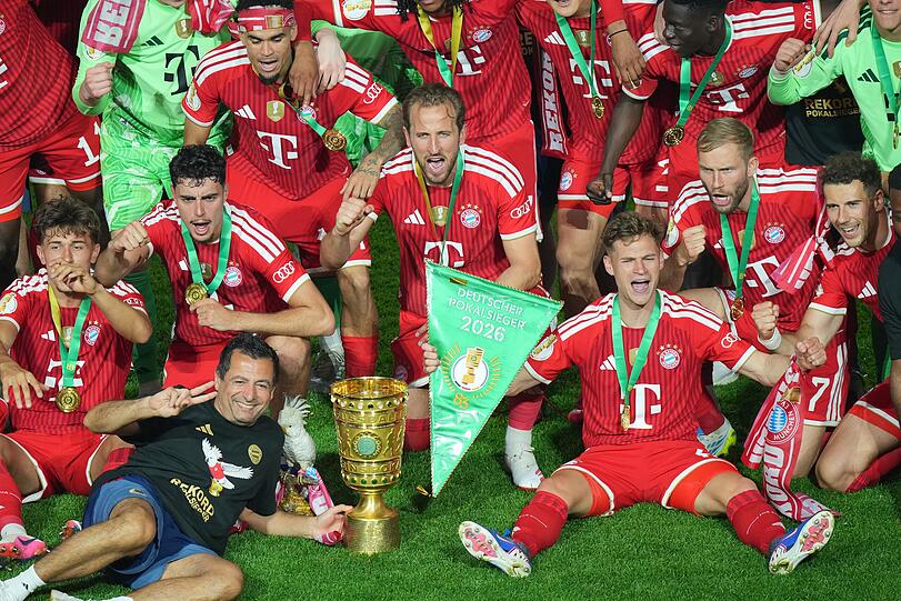Teamfoto mit Pokal und Kakadu. Teamfoto mit Pokal und Kakadu.