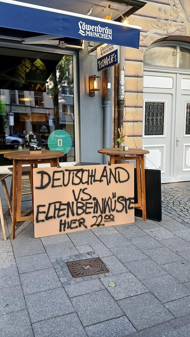 Das "Tscharlie's" r&uuml;hrte kurz vor dem Spiel noch mal spontan die Werbetrommel.