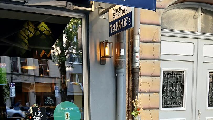 Das "Tscharlie's" rührte kurz vor dem Spiel noch mal spontan die Werbetrommel. Das "Tscharlie's" rührte kurz vor dem Spiel noch mal spontan die Werbetrommel.