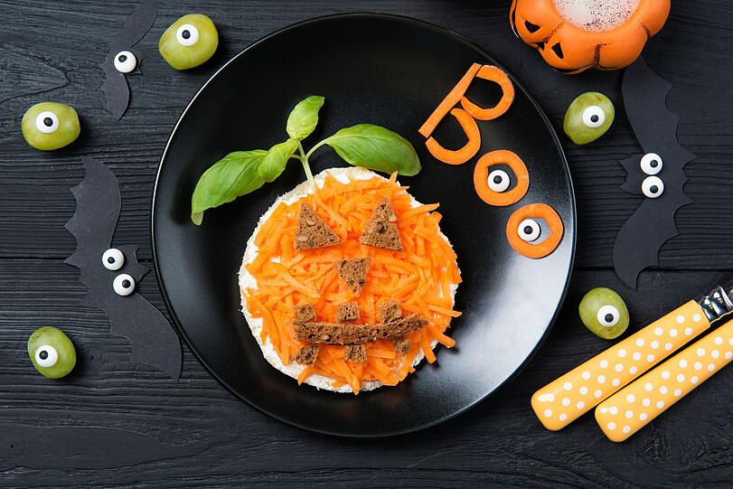 Wer eine kinderfreundliche Halloween-Party feiern möchte, für den ist auch dieser Toast ein guter Tipp. Mit Karottenraspeln und Vollkornbrot kann sich der Koch austoben und fiese Kürbis-Gesichter auf dem Brot erscheinen lassen. Wer eine kinderfreundliche Halloween-Party feiern möchte, für den ist auch dieser Toast ein guter Tipp. Mit Karottenraspeln und Vollkornbrot kann sich der Koch austoben und fiese Kürbis-Gesichter auf dem Brot erscheinen lassen.