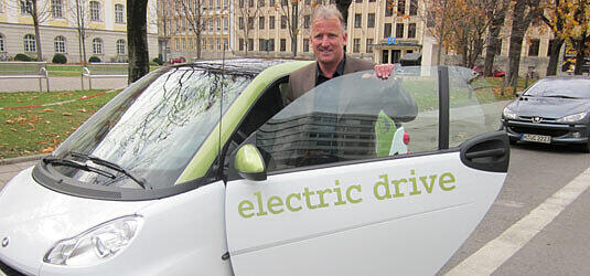 "Können wir damit auch nach Mailand?" - Andi Brehme vor der Probefahrt im Elektrosmart.