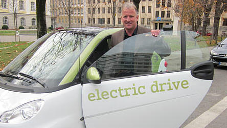 "Können wir damit auch nach Mailand?" - Andi Brehme vor der Probefahrt im Elektrosmart.