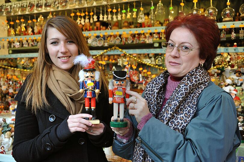 Simone Sonntag (l.) mit dem Fernost-Nussknacker und Maria Huber mit einem aus dem Erzgebirge. Hätten Sie&rsquo;s erkannt?