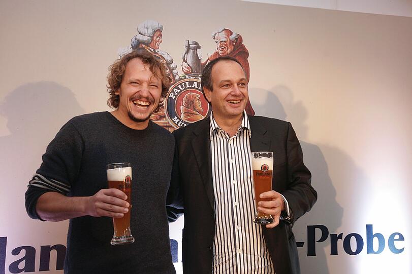 Seine Komödie "Wer's glaubt, wird selig" begeistert heuer die Bayern. Und im nächsten Jahr soll Marcus Rosenmüller (links im Bild) zusammen mit Thomas Lienenlüke das Singspiel beim Starkbieranstich am Nockherberg retten.