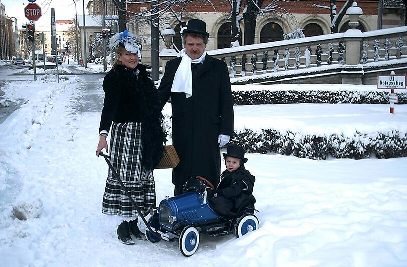 Constantin und seine Eltern am Faschingsdienstag vor neun Jahren: In einem noblen Mini-Oldtimer geht es zum Viktualienmarkt.