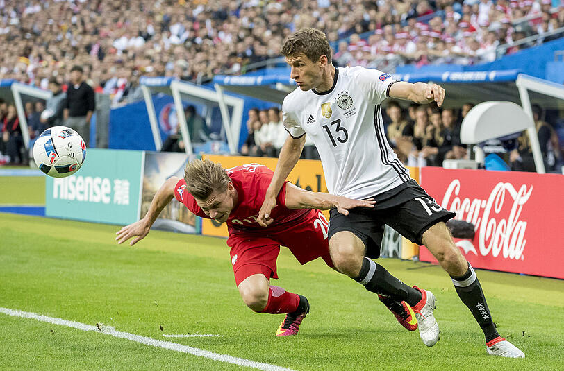 Thomas Müller: Note 4. Ohne Wirkung gegen die Ukraine, diesmal sofort im Spiel. Tauchte auch gefährlich über links auf. Nach dem Wechsel hängender Stürmer, rackerte hinten mit. Es ist noch nicht sein Turnier, der Müller-Moment fehlt noch. Bisher unauffällig statt unberechenbar.