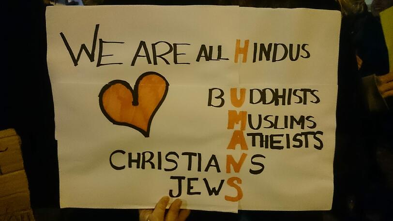 Titel des Plakats: "We are all hindus, buddhists, muslims, atheists, christians, jews"