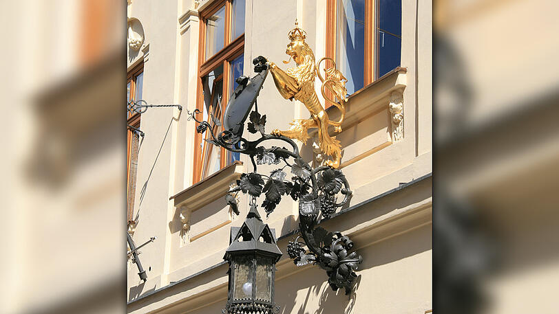 Das alte Wirtshaus-Schild über dem Eingang zum Weinhaus Neuner.