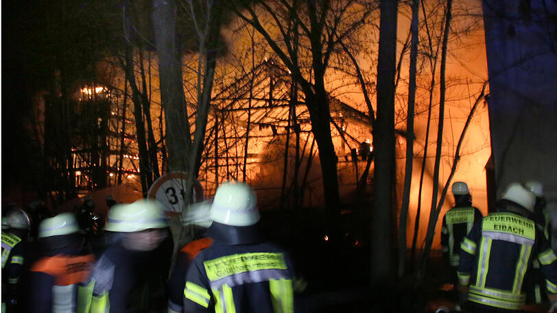 Das Sägewerk brannte komplett ab, verletzt wurde niemand, die Brandursache ist allerdings noch unklar. Die Bilder vom Feuerwehreinsatz in Dorfen.