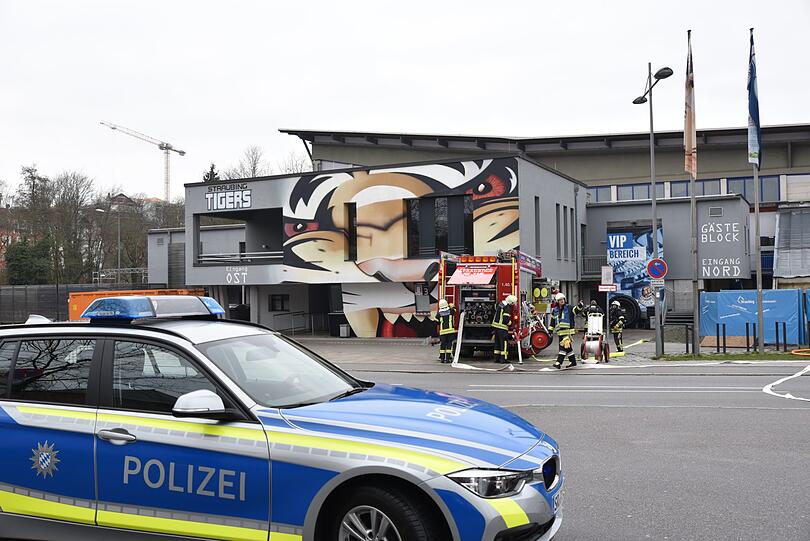 Am Stadion der Straubing Tigers ist am Mittwochmorgen Ammoniak ausgetreten. Die Polizei ist mit einem Großaufgebot vor Ort.