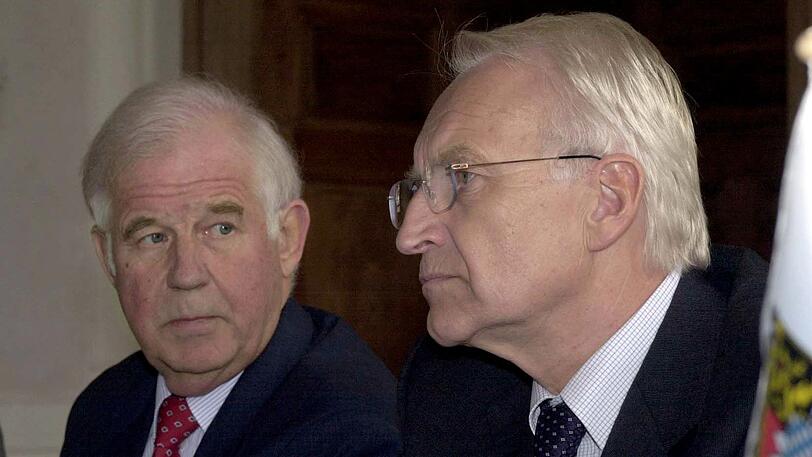 Bayerns damaliger Ministerpräsident Edmund Stoiber (r.) war zu Gast beim sächsischen Ministerpräsidenten Kurt Biedenkopf (l.) am Chiemsee, als er vom Amoklauf in Bad Reichenhall erfuhr.