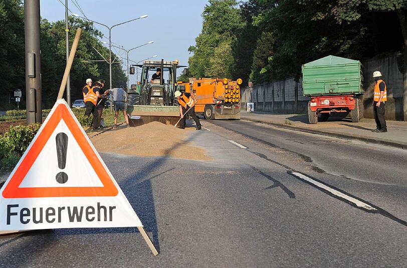 Der Landwirt war mit zwei voll beladenen Anhängern unterwegs.