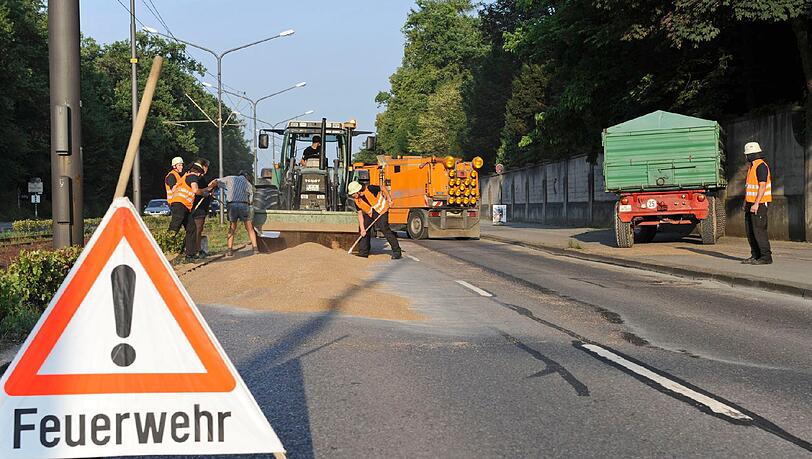 Der Landwirt war mit zwei voll beladenen Anhängern unterwegs. Der Landwirt war mit zwei voll beladenen Anhängern unterwegs.