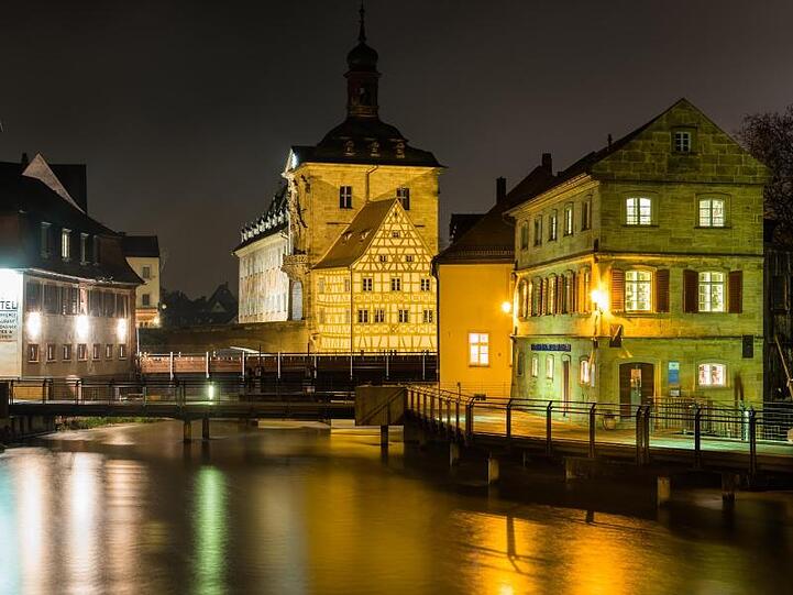 Die Lichter der Innenstadt von Bamberg (Bayern). Foto: picture alliance / dpa/archivbild